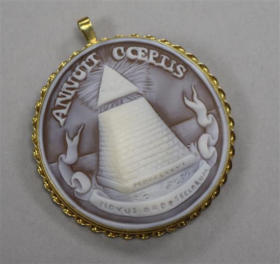 An 18ct gold framed masonic cameo shell pendant, 47mm.